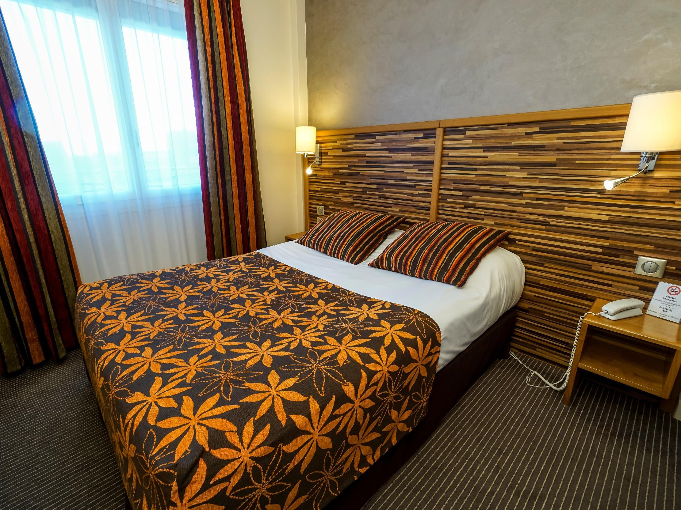 Logis - Le Christina Hotel Bourges Eksteriør billede