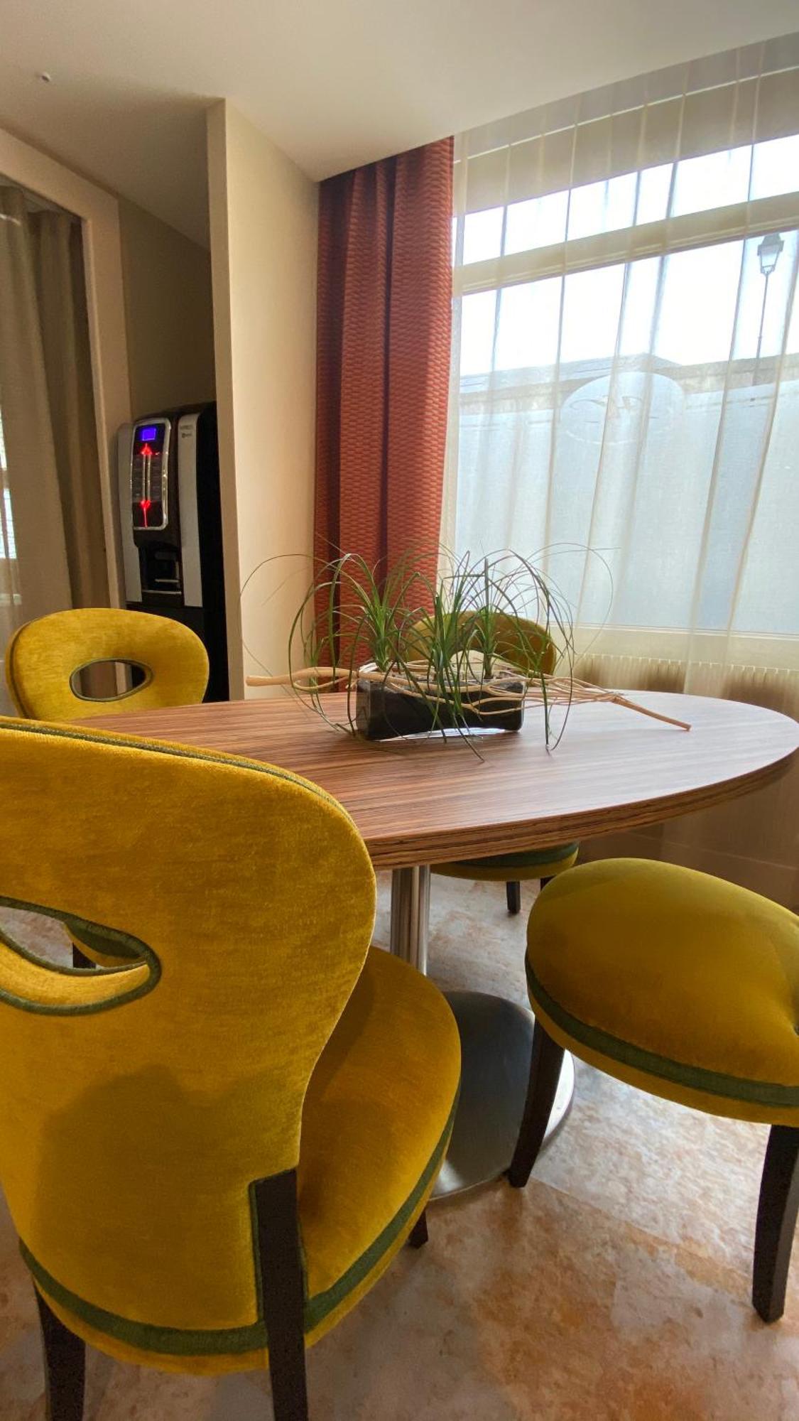 Logis - Le Christina Hotel Bourges Eksteriør billede